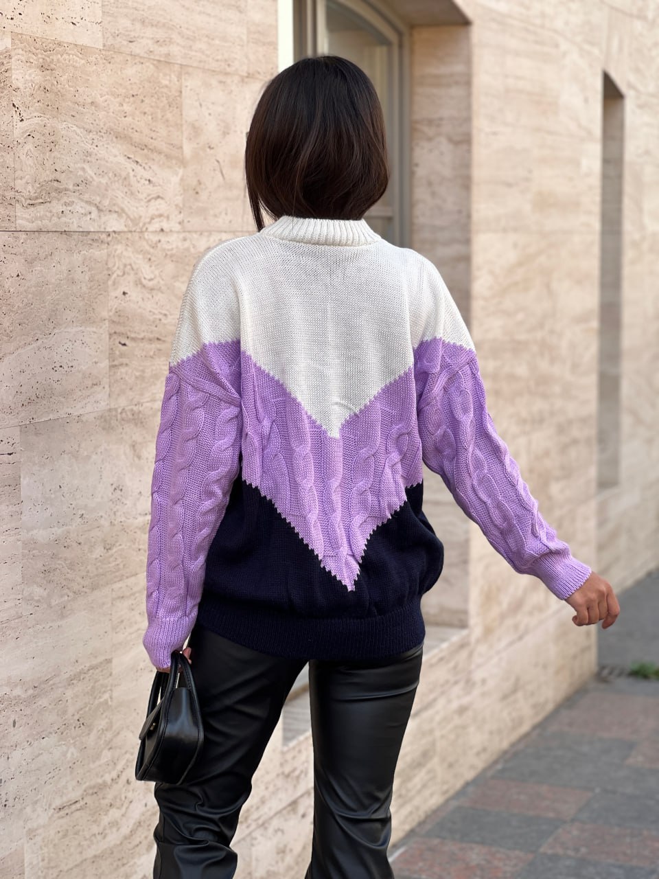 В'язаний жіночий светр з горлом бузкового кольору 29891