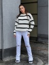 В'язаний жіночий светр у смужку бiлого кольору 30068