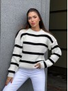 В'язаний жіночий светр у смужку бiлого кольору 30068