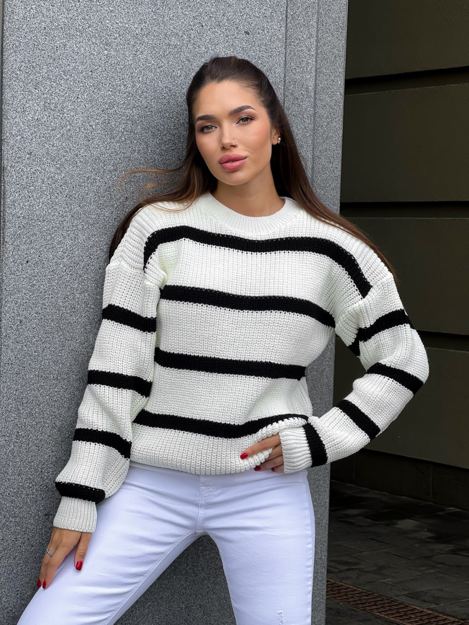 В'язаний жіночий светр у смужку бiлого кольору 30068