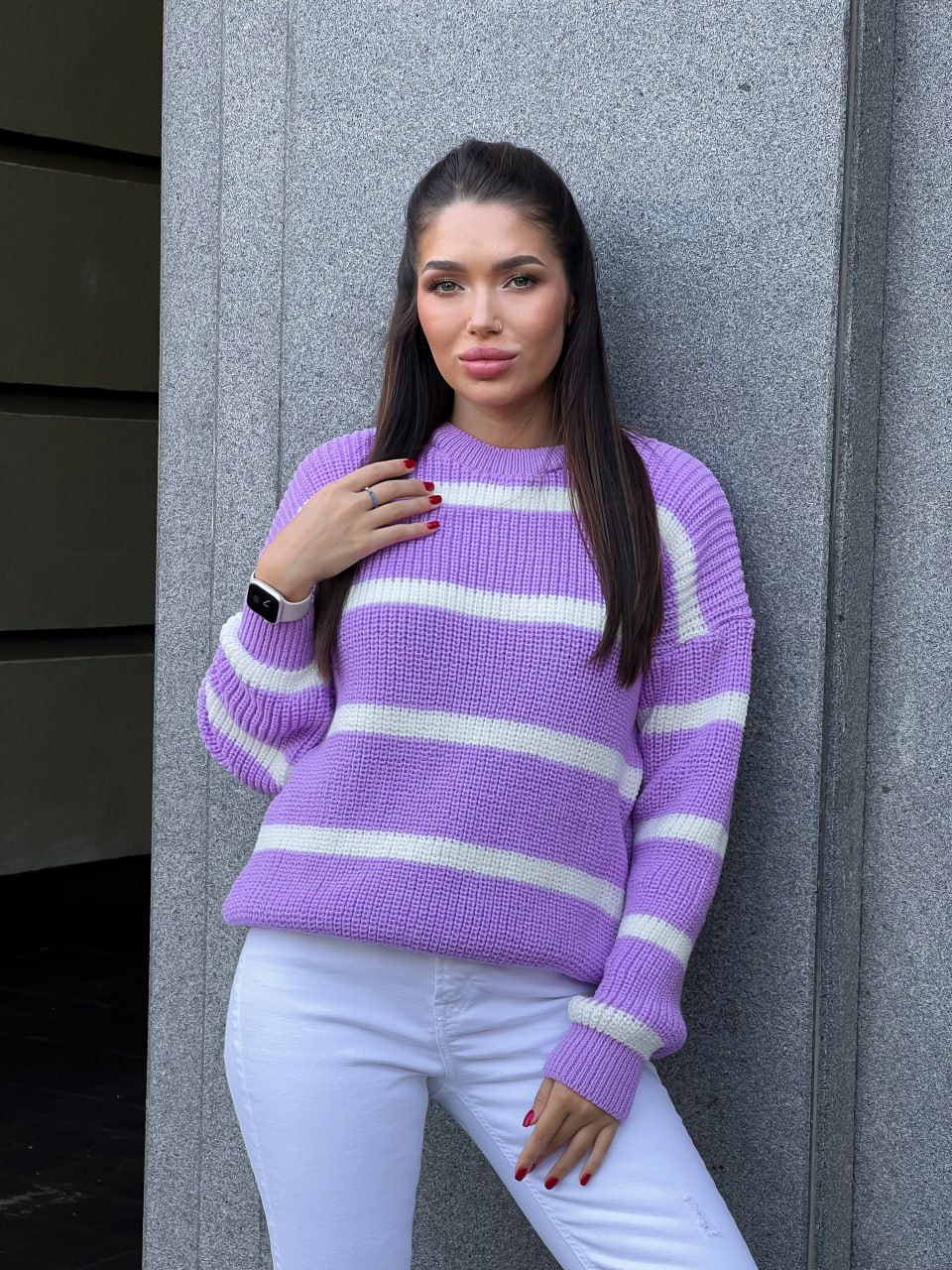 В'язаний жіночий светр у смужку бузкового кольору 30064