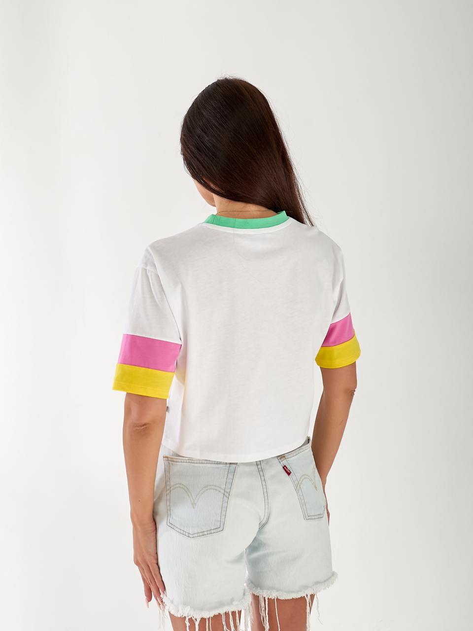 Жіноча яскрава футболка з написом бiлого кольору 33300