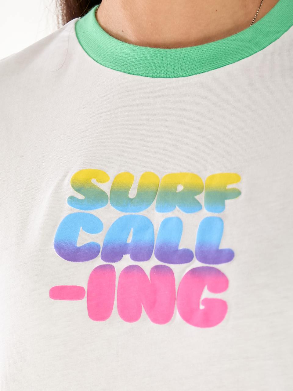 Жіноча яскрава футболка з написом бiлого кольору 33300