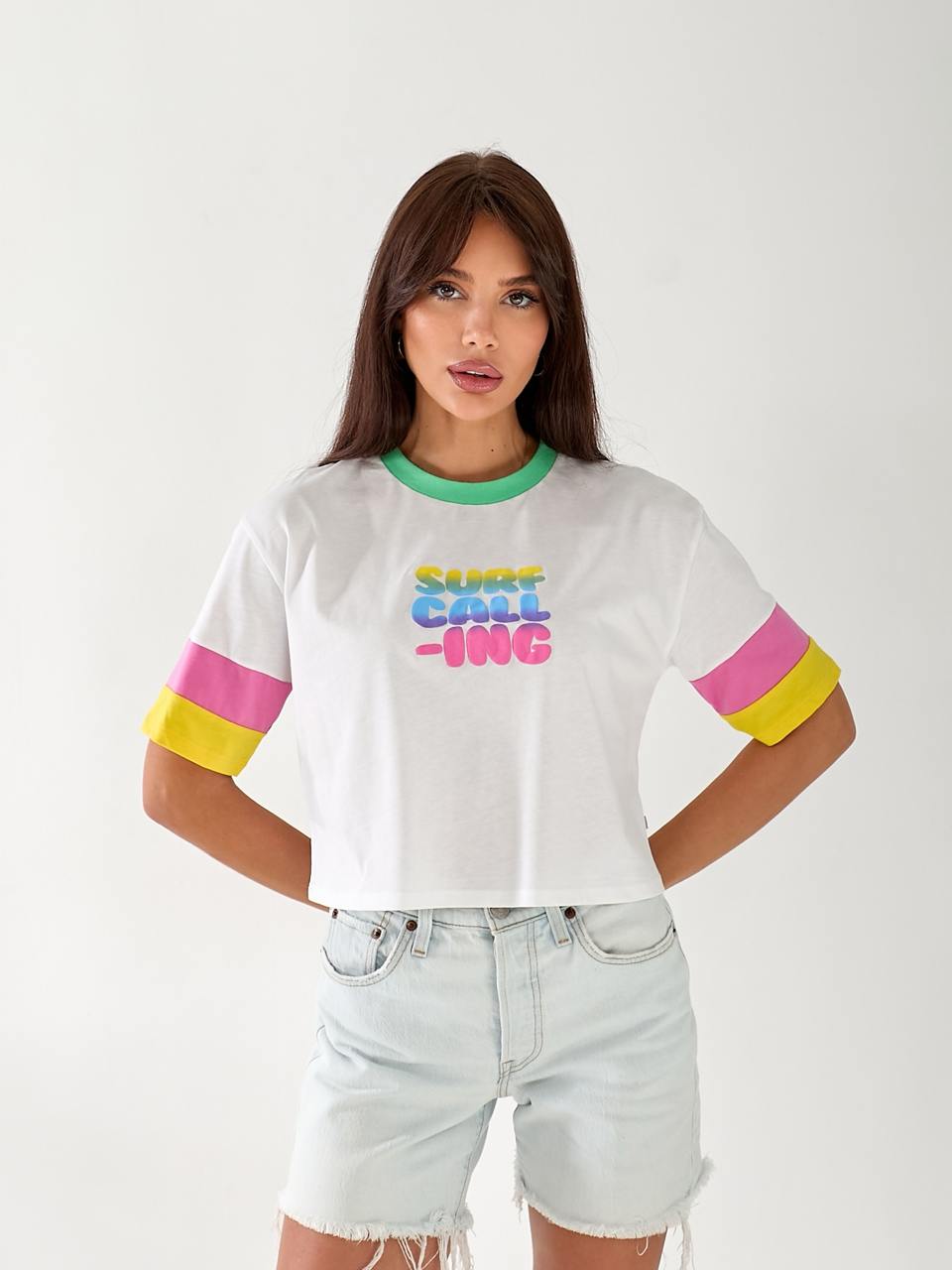 Жіноча яскрава футболка з написом бiлого кольору 33300