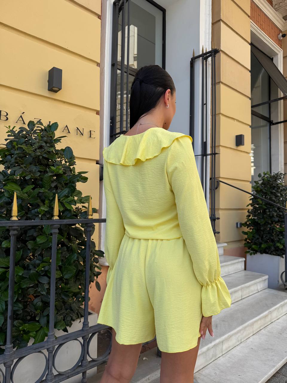 Яскравий прогулянковий костюм жовтого кольору 33787