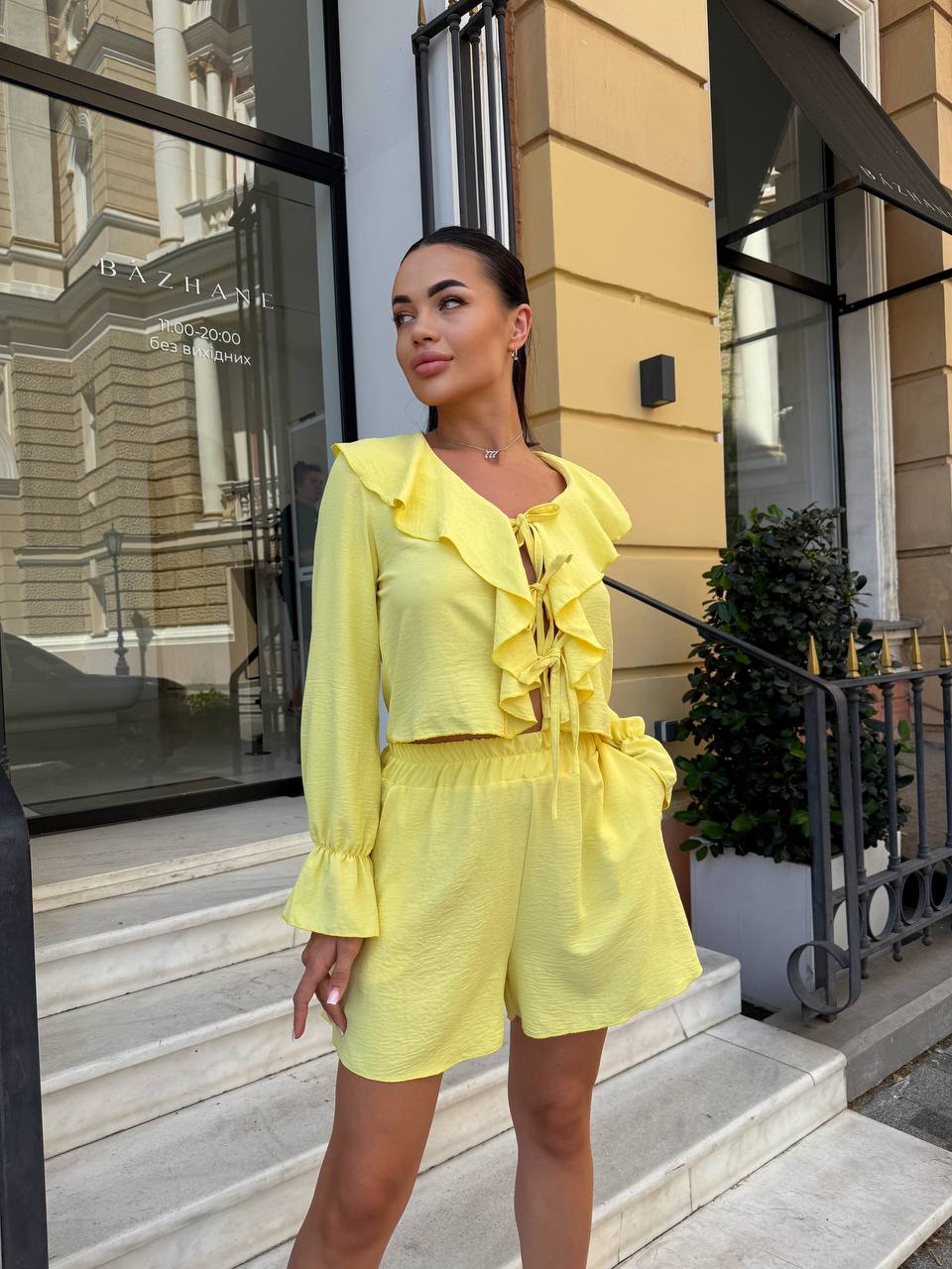 Яскравий прогулянковий костюм жовтого кольору 33787