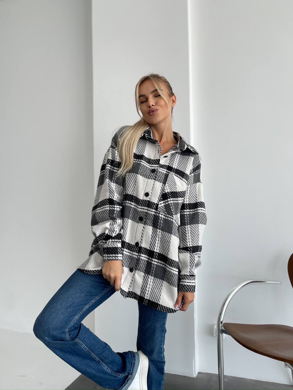 Жіноча байкова сорочка в клітинку чорного кольору 29293