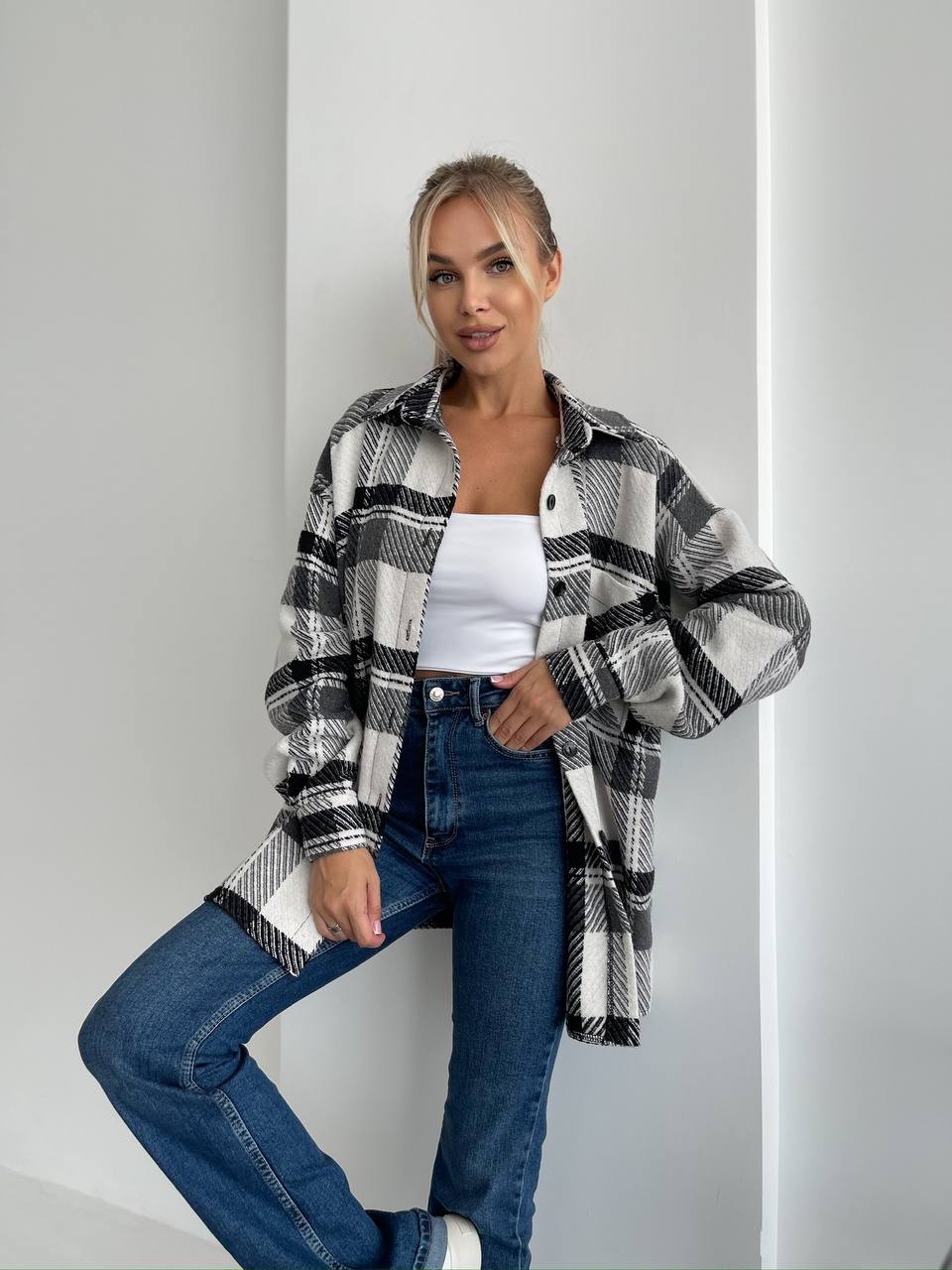 Жіноча байкова сорочка в клітинку чорного кольору 29293