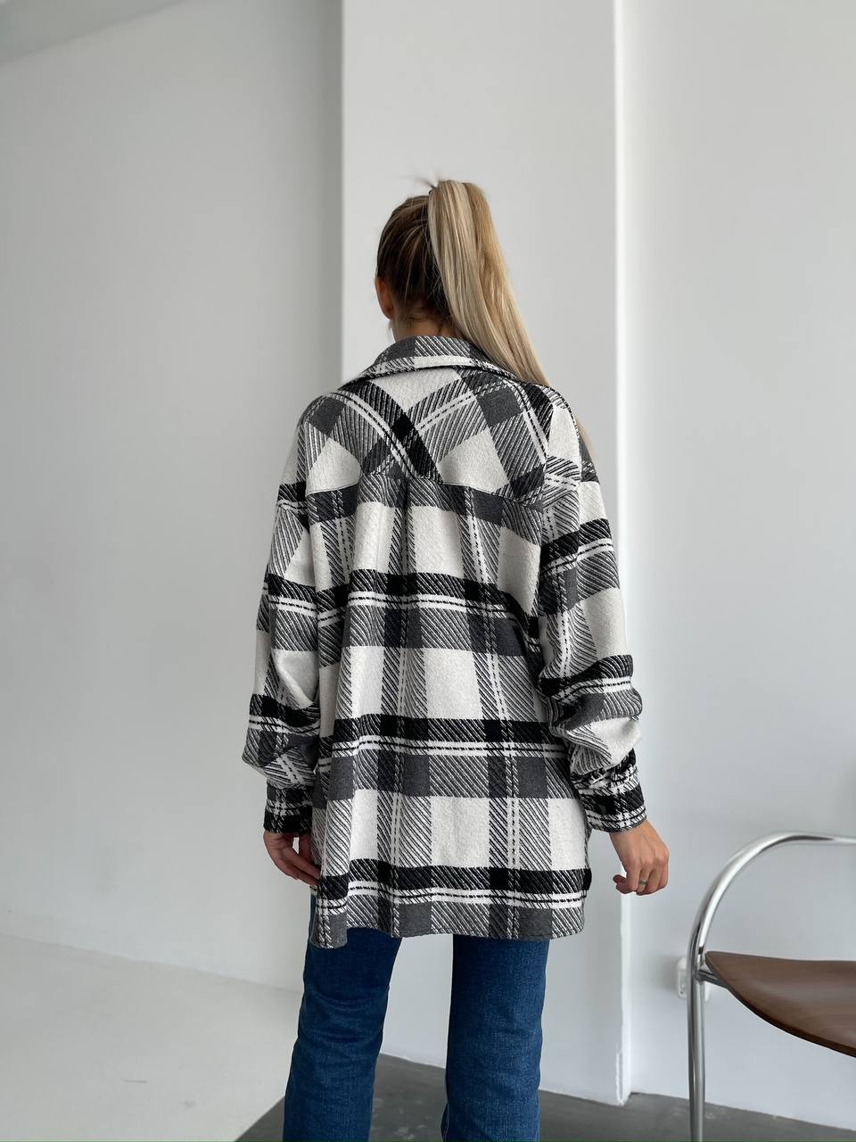 Жіноча байкова сорочка в клітинку чорного кольору 29293