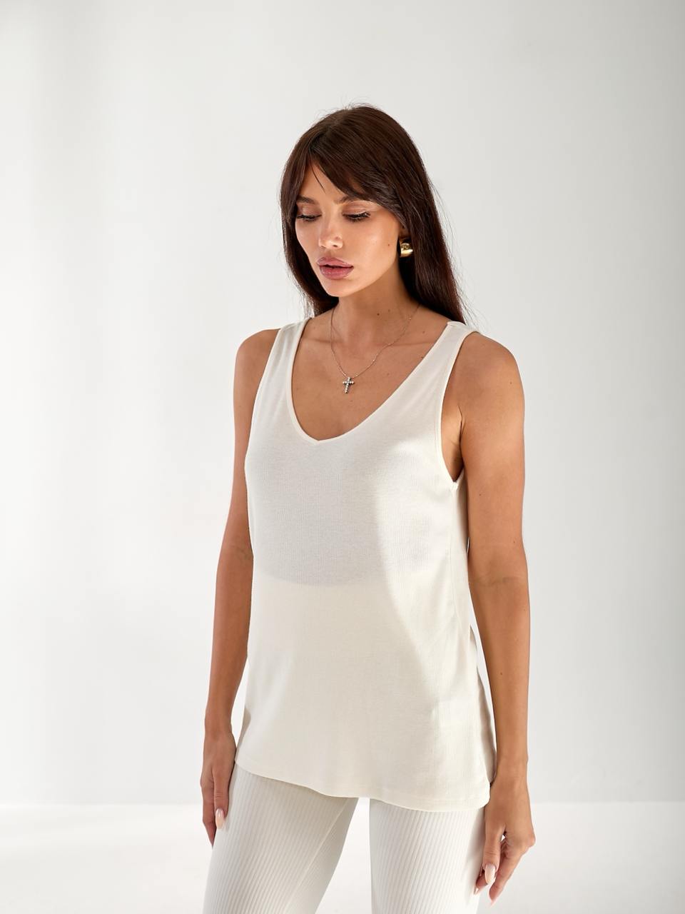 Майка базова жіноча в рубчик білого кольору 33452