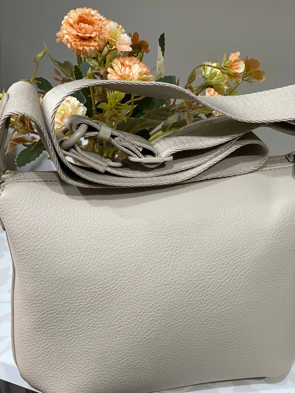 Женская базовая сумка через плече из эко-кожи бежевого цвета 32516