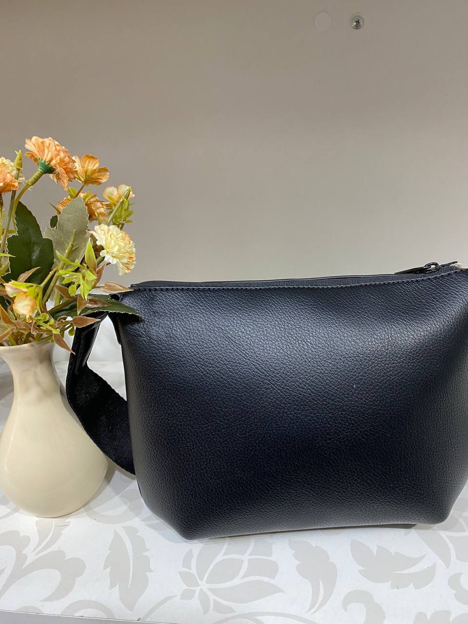 Женская базовая сумка через плече из эко-кожи черного цвета 32514