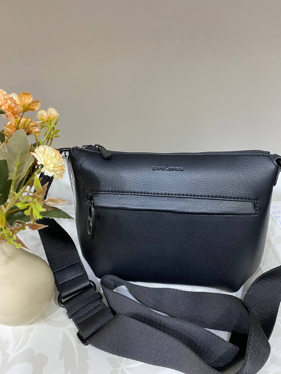 Женская базовая сумка через плече из эко-кожи черного цвета 32514