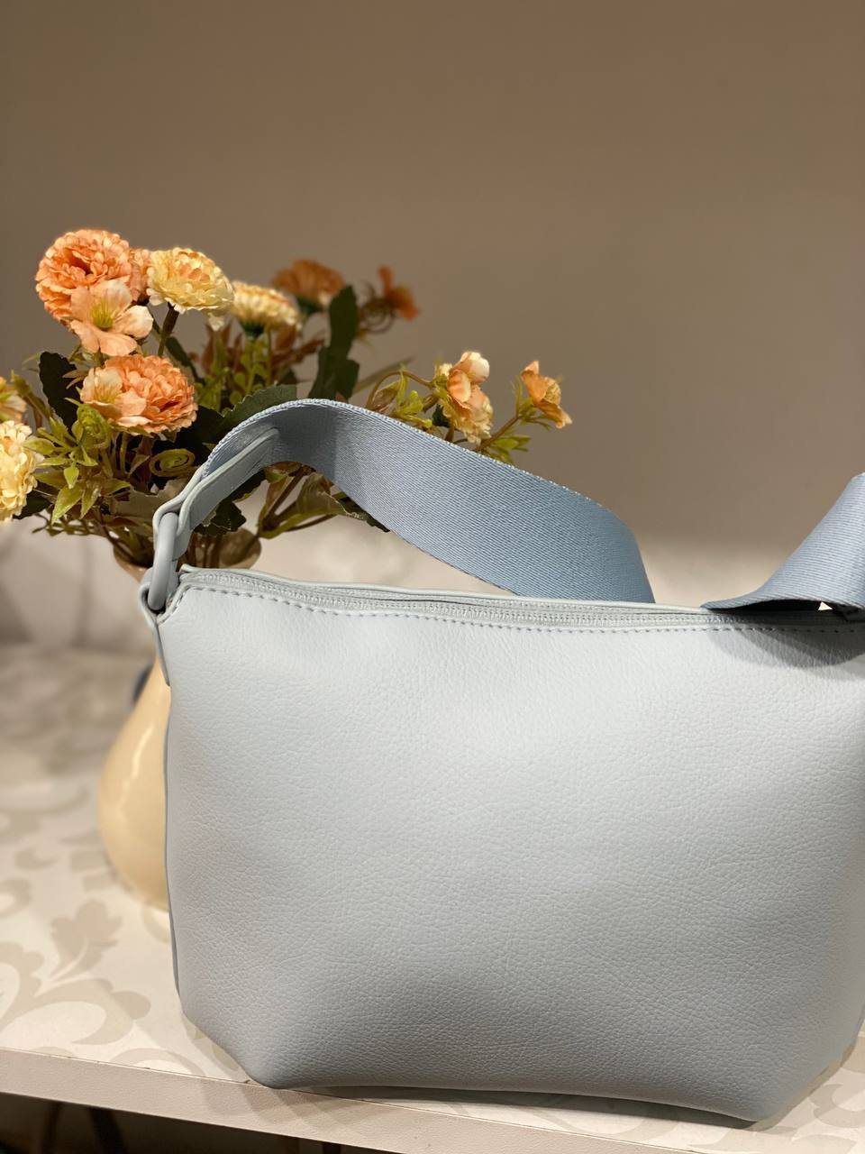 Женская базовая сумка через плече из эко-кожи голубого цвета 32515