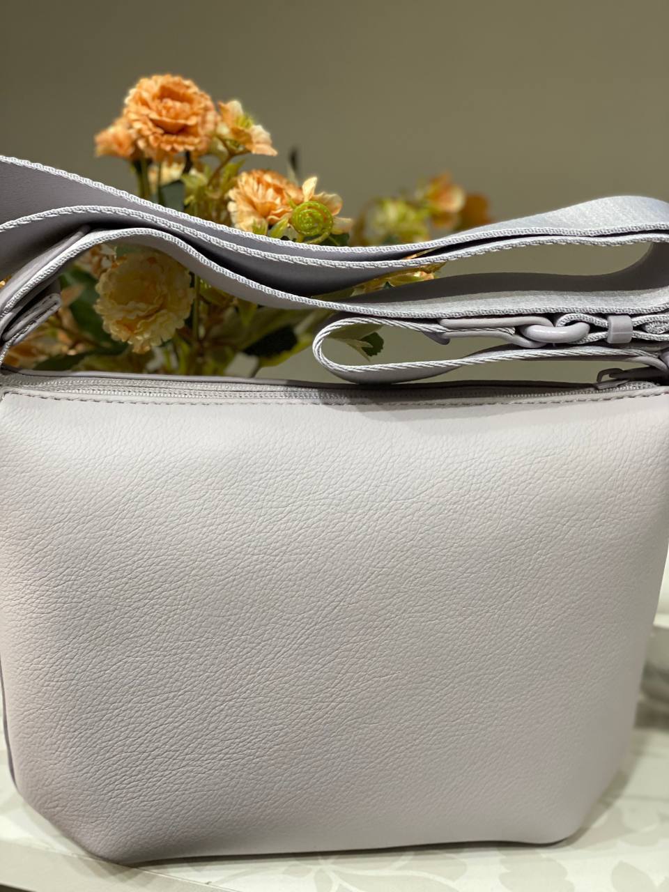 Женская базовая сумка через плече из эко-кожи серого цвета 32517