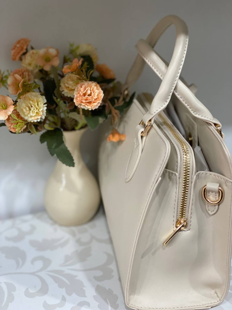 Жіноча базова сумка для роботи з еко-шкіри молочного кольору 32196