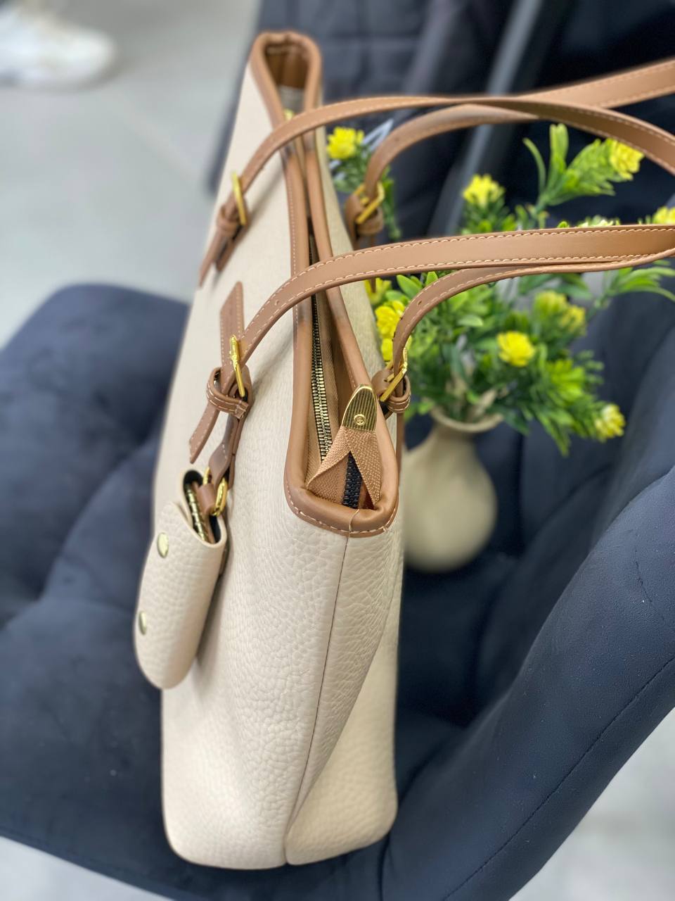 Женская базовая сумка из эко-кожи молочного цвета 32248