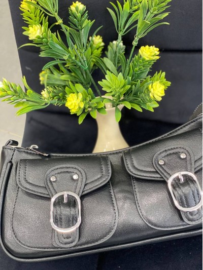 Жіноча брутальна сумка с карманами з еко-шкіри чорного кольору 32381