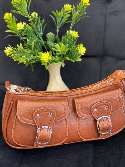 Жіноча брутальна сумка с карманами з еко-шкіри коричневого кольору 32380