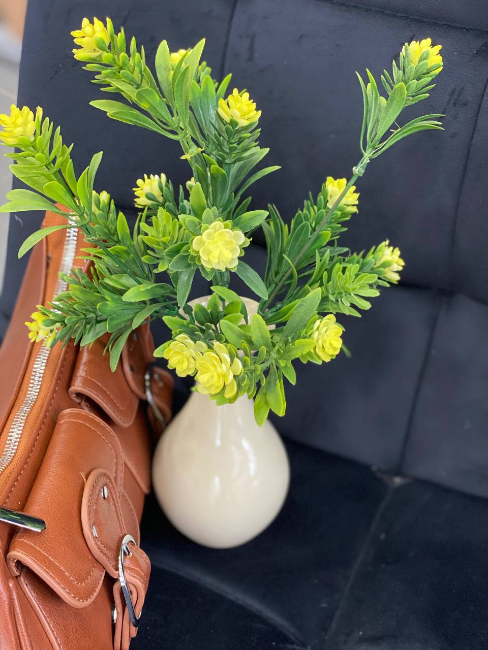 Жіноча брутальна сумка с карманами з еко-шкіри коричневого кольору 32380