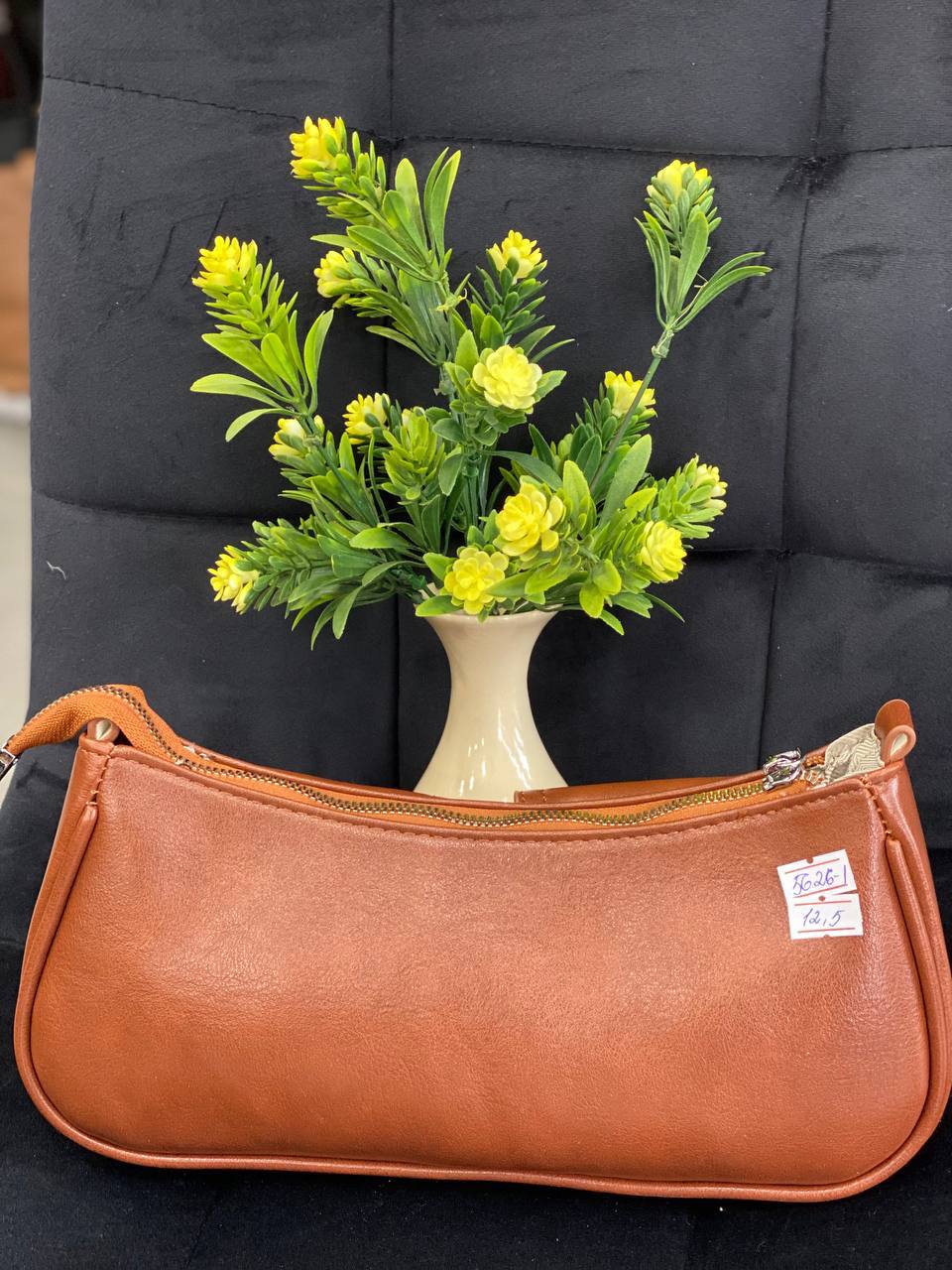 Жіноча брутальна сумка с карманами з еко-шкіри коричневого кольору 32380