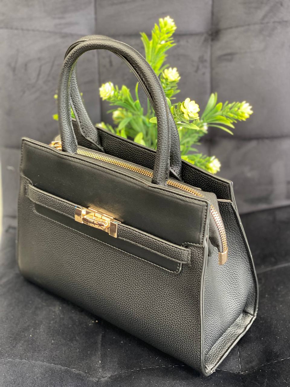 Жіноча дiлова сумка з пористої еко-шкіри чорного кольору 32071