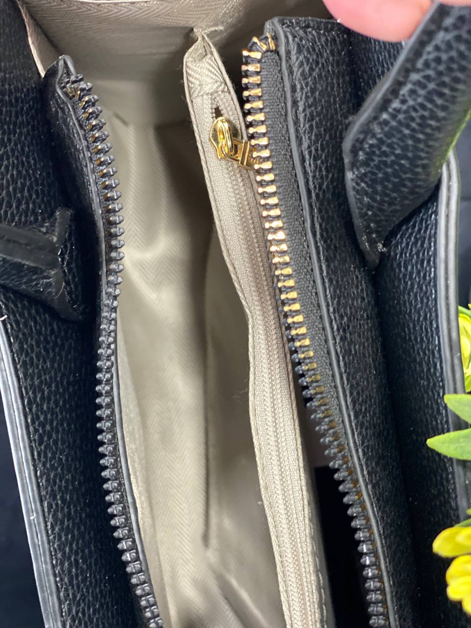 Жіноча дiлова сумка з пористої еко-шкіри чорного кольору 32071