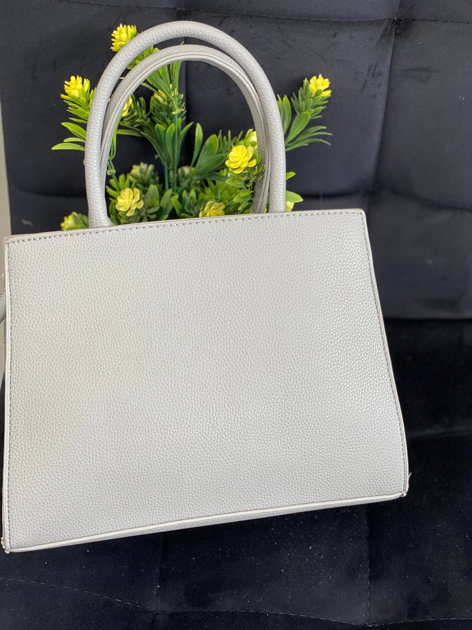 Жіноча дiлова сумка з пористої еко-шкіри сiрого кольору 32073