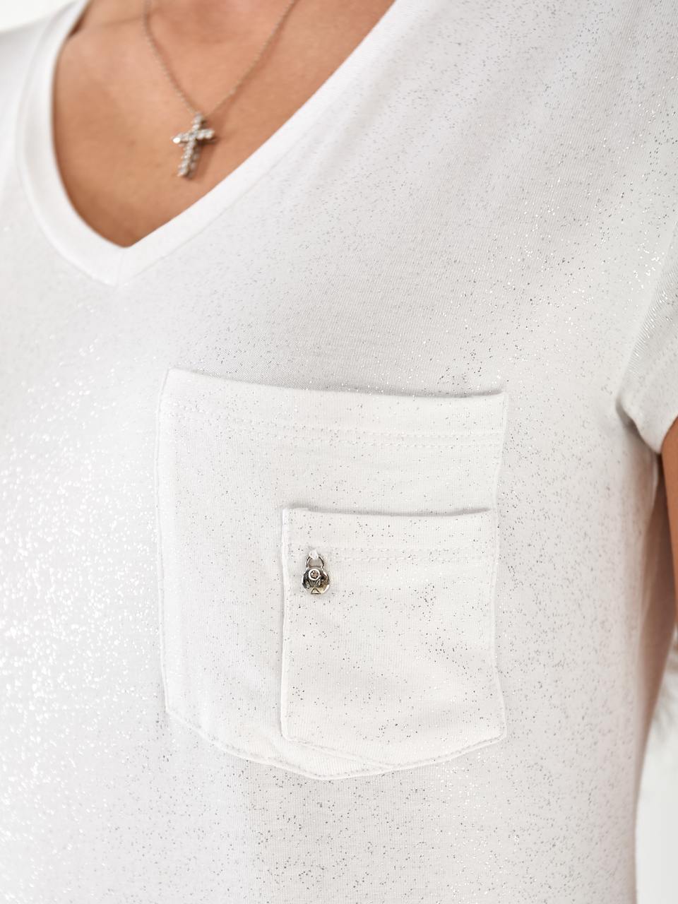 Жіноча футболка з блискітками та кишенею білого кольору 33239