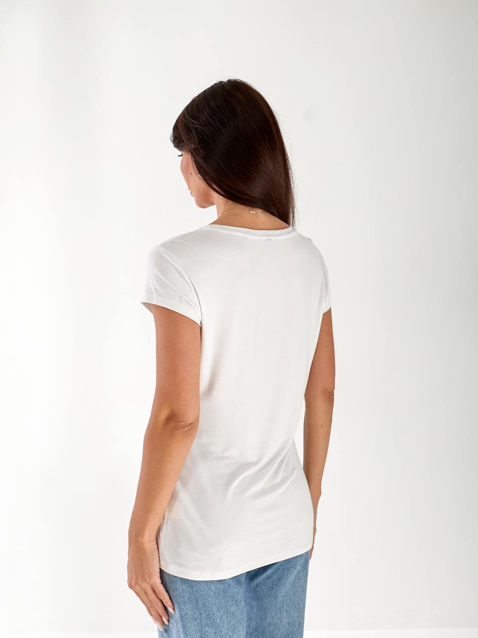 Жіноча футболка з блискітками та кишенею білого кольору 33239