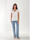 Жіноча футболка з блискітками та кишенею білого кольору 33239