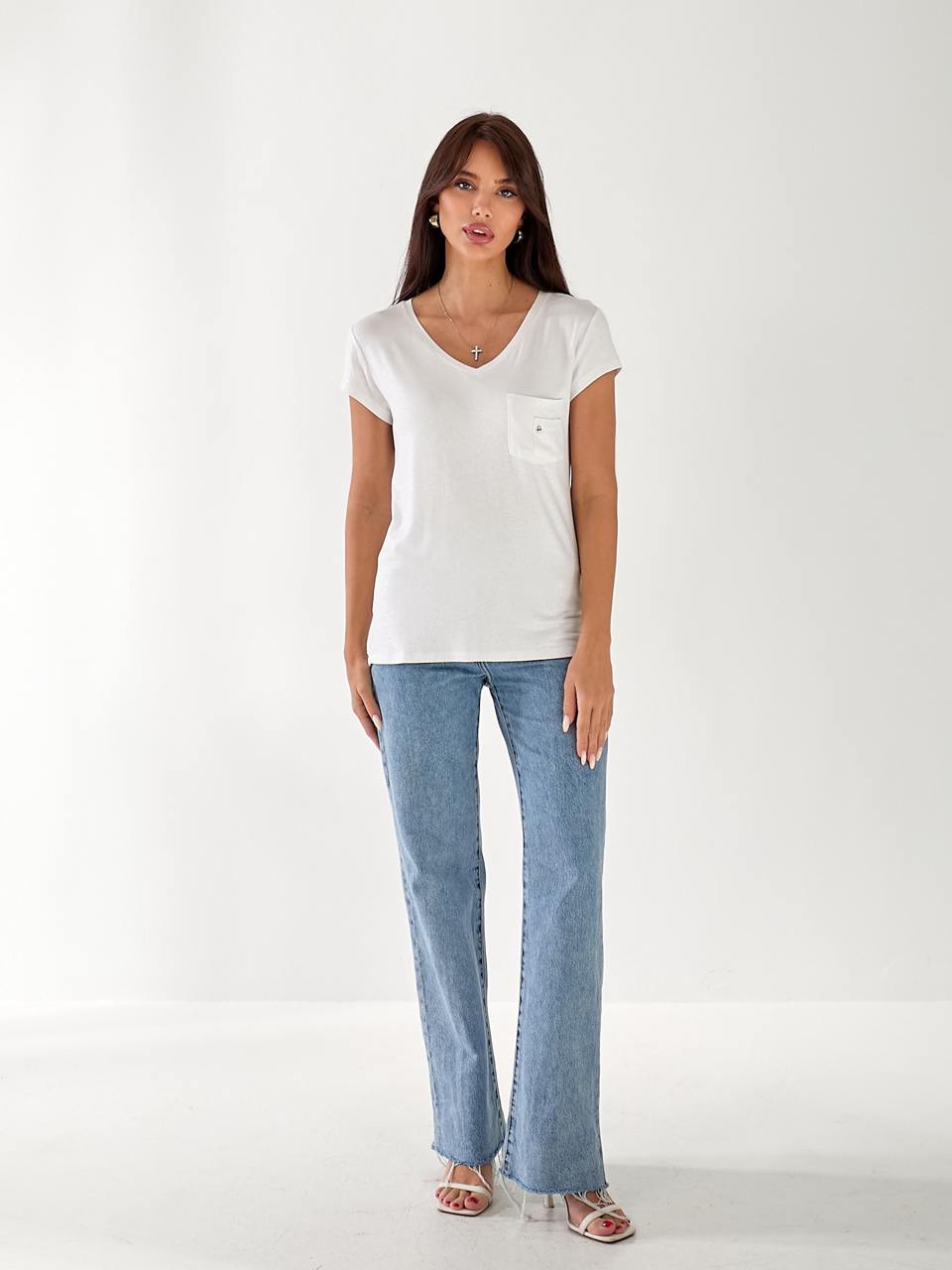 Жіноча футболка з блискітками та кишенею білого кольору 33239