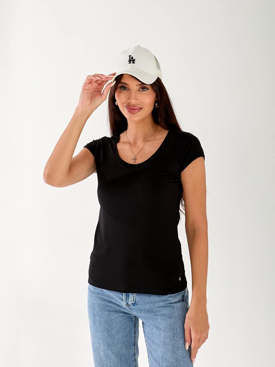 Женская футболка с большой горловиной черного цвета 33236