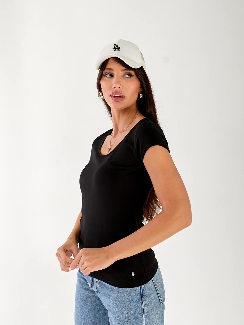 Женская футболка с большой горловиной черного цвета 33236