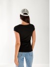 Женская футболка с большой горловиной черного цвета 33236
