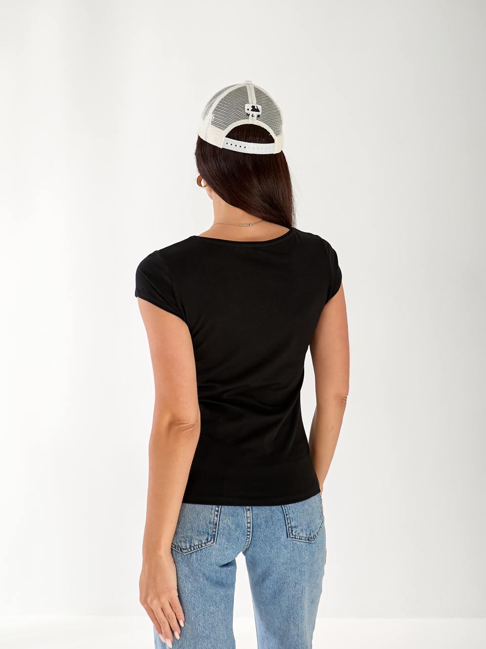 Женская футболка с большой горловиной черного цвета 33236