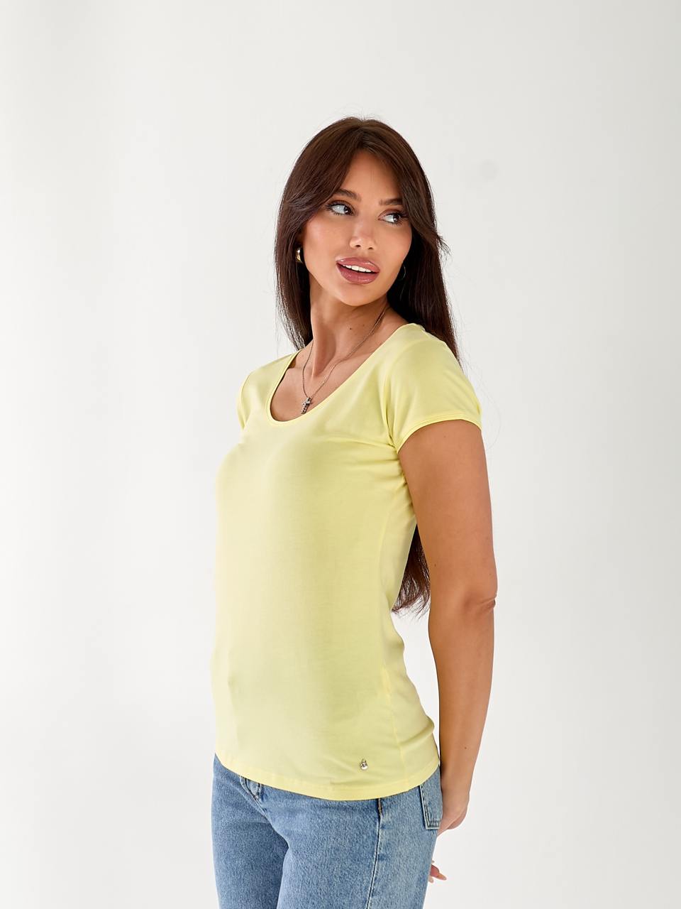 Женская футболка с большой горловиной желтого цвета 33237