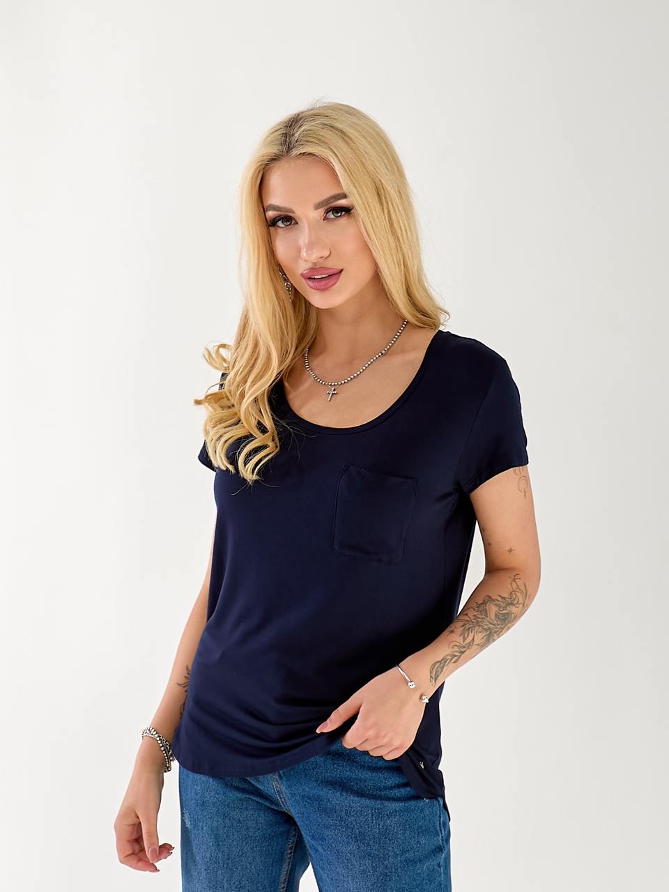 Женская футболка с карманом синего цвета 33311