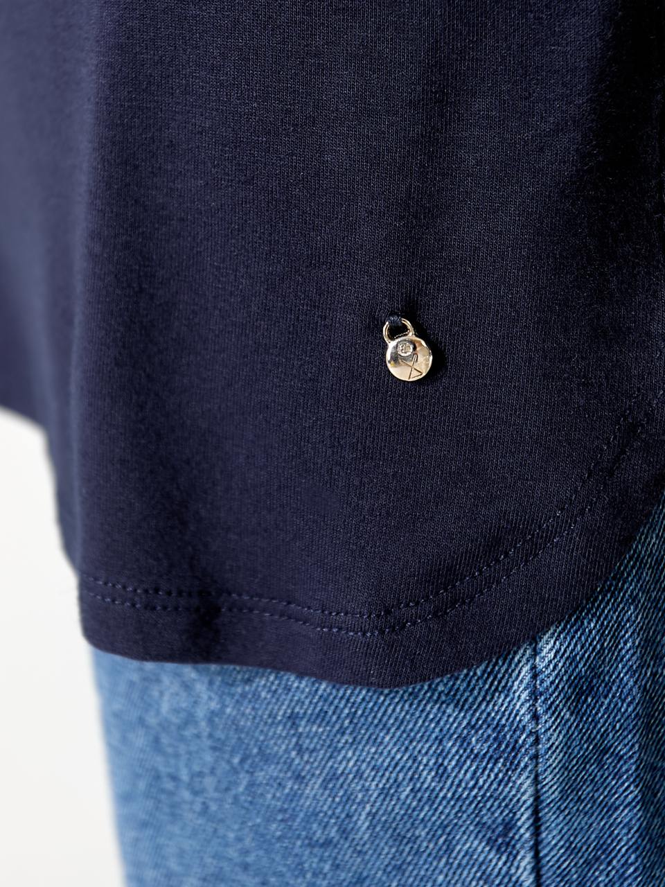 Женская футболка с карманом синего цвета 33311