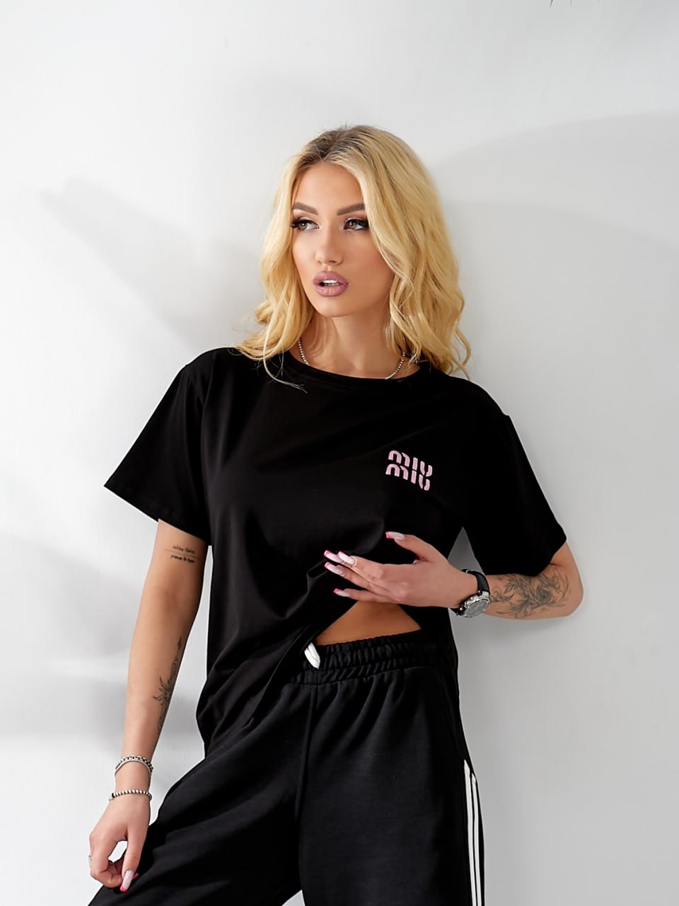 Жіноча футболка з написом чорного кольору 32876