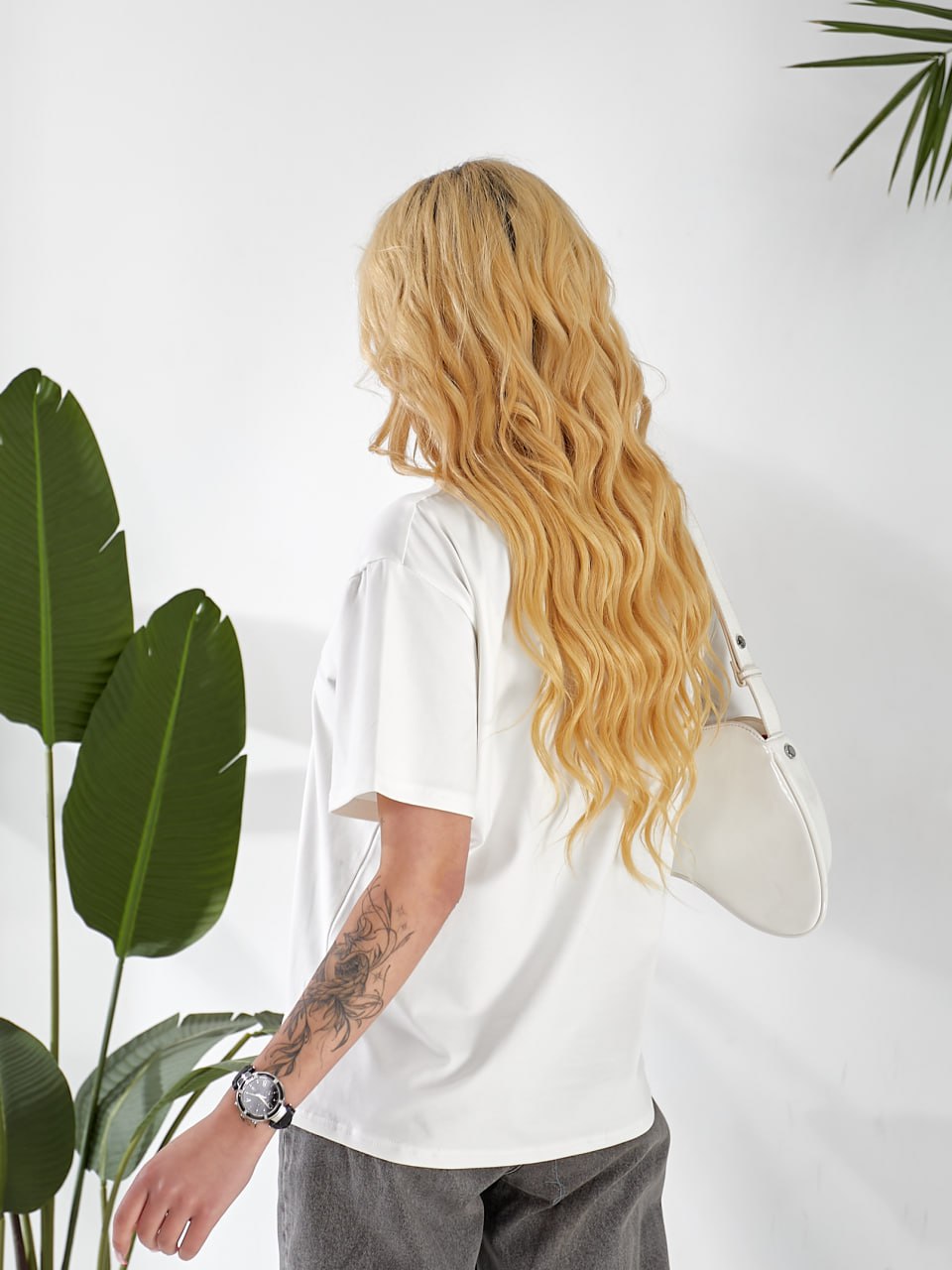 Женская футболка с надписью молочного цвета 32875