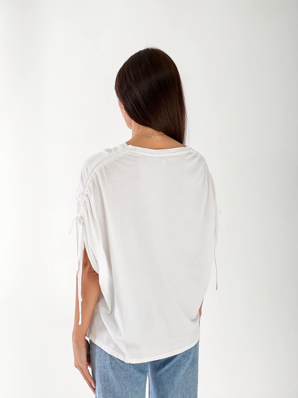 Жіноча футболка з паєтками бiлого кольору 33296