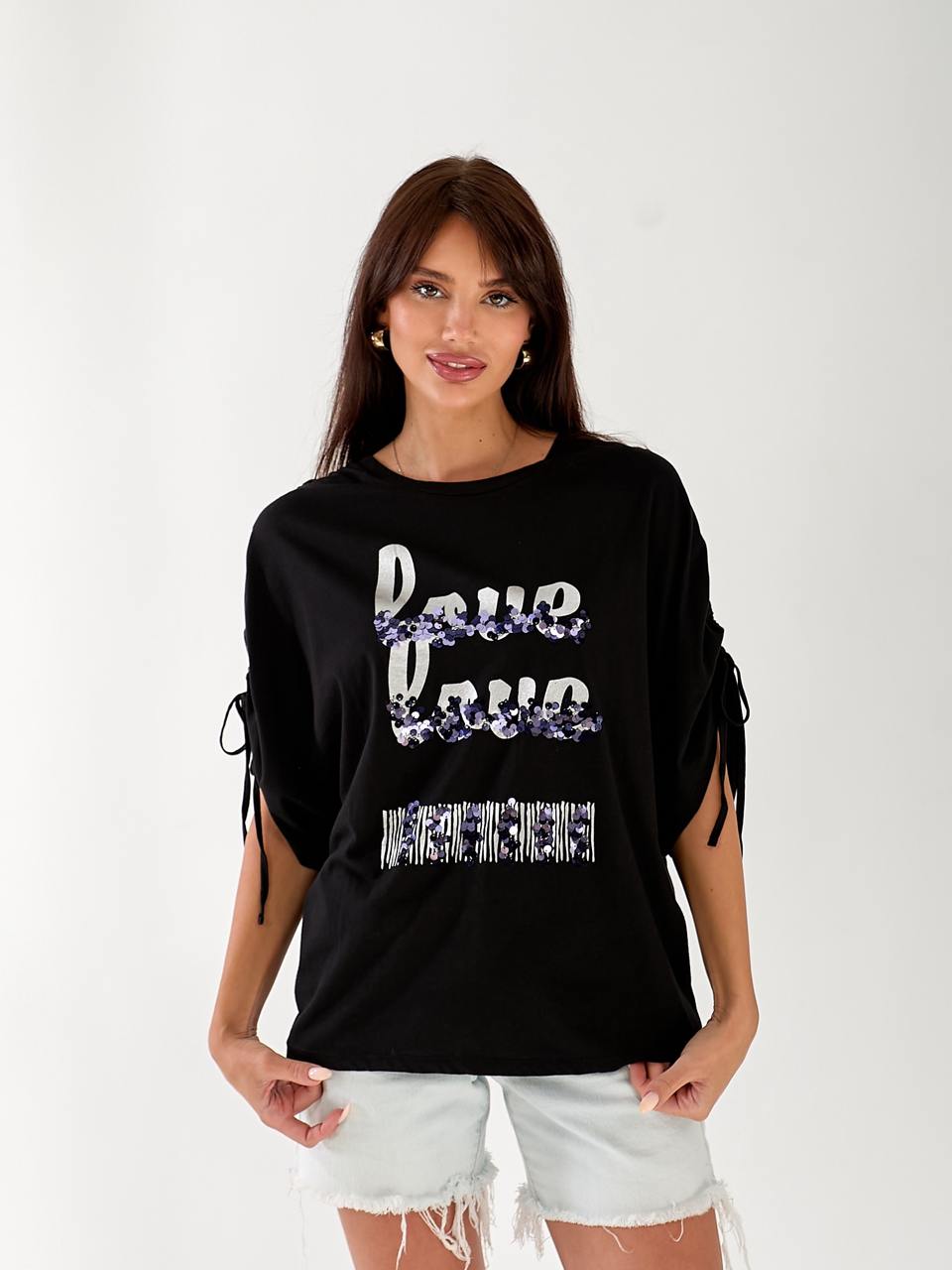 Жіноча футболка з паєтками чорного кольору 33259