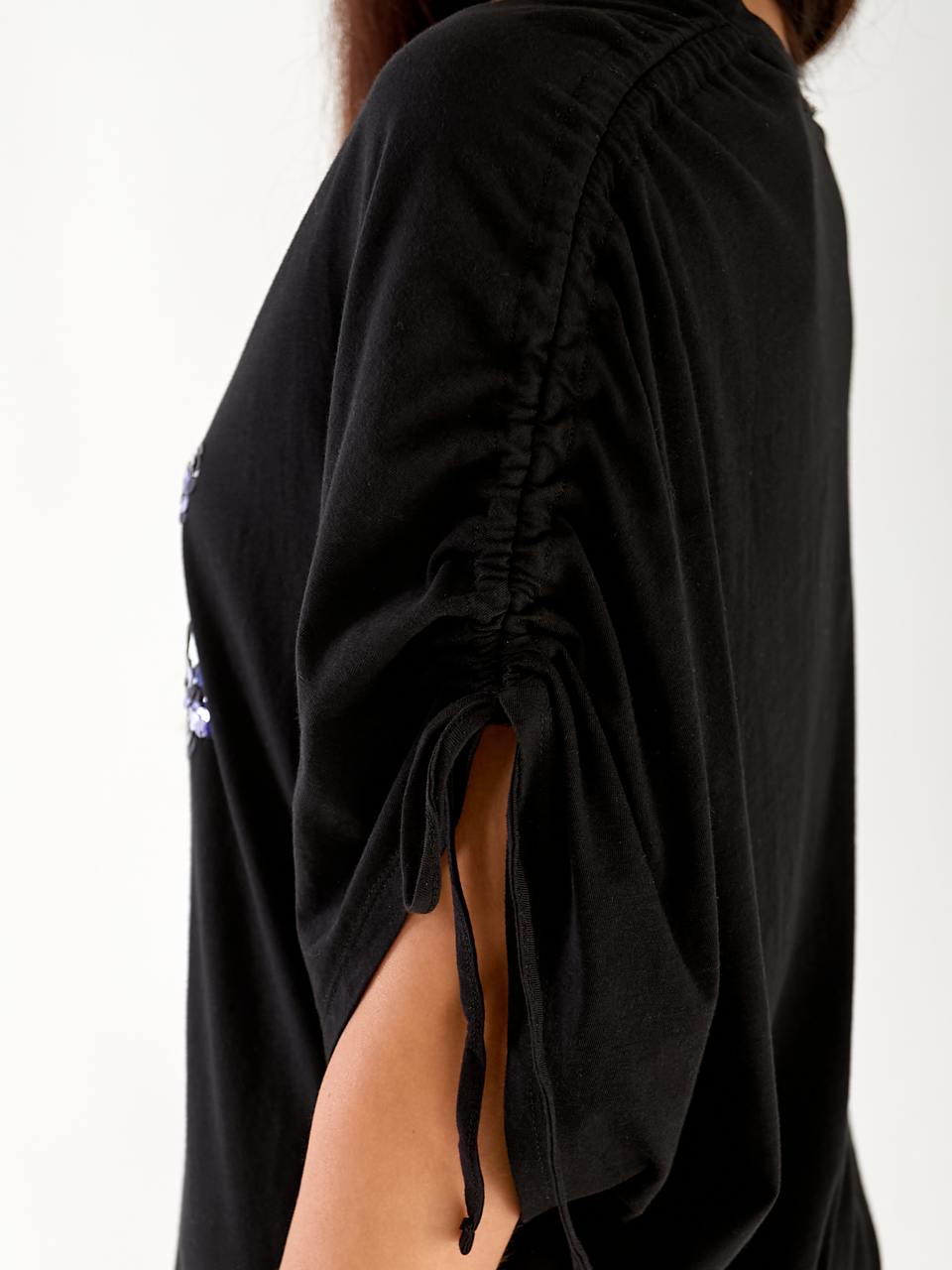 Жіноча футболка з паєтками чорного кольору 33259