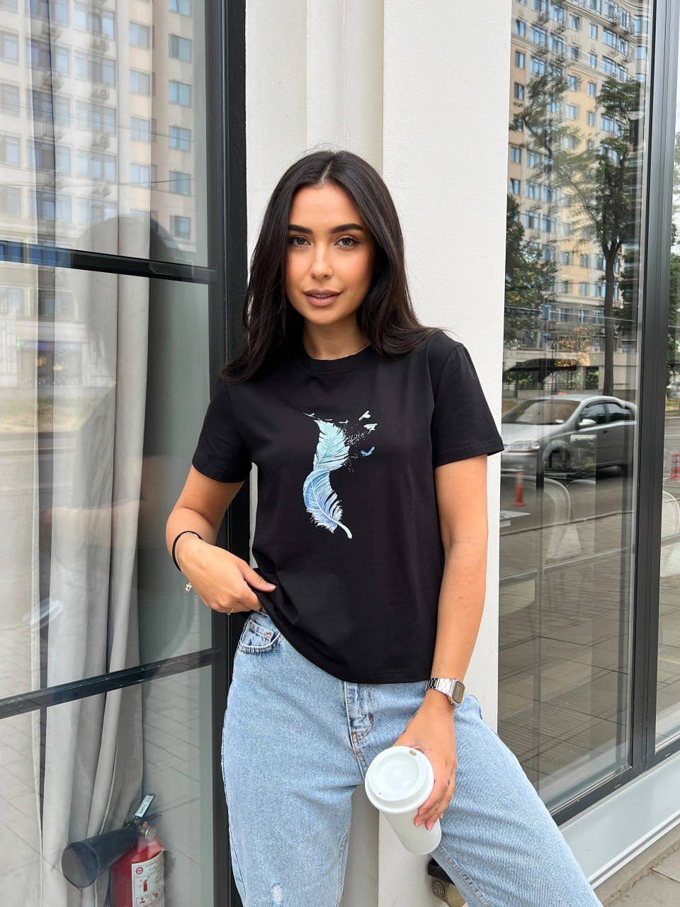 Жіноча футболка з принтом пера чорного кольору 27206