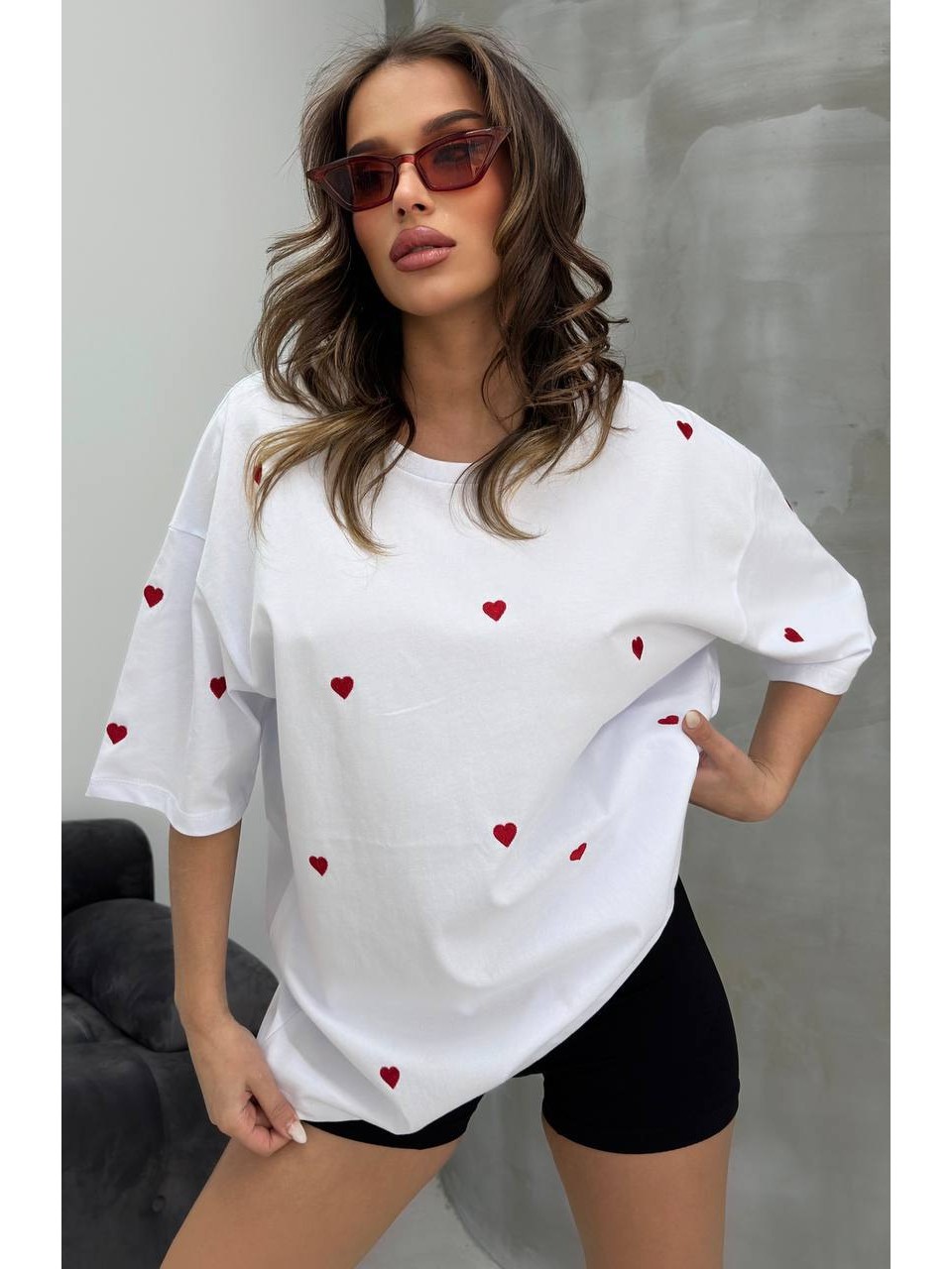Жіноча футболка з серцями молочного кольору 32680