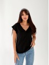 Жіноча футболка з вирізом чорного кольору 33469