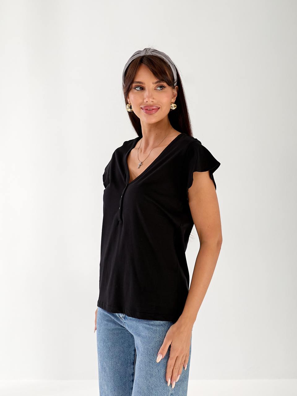 Жіноча футболка з вирізом чорного кольору 33469