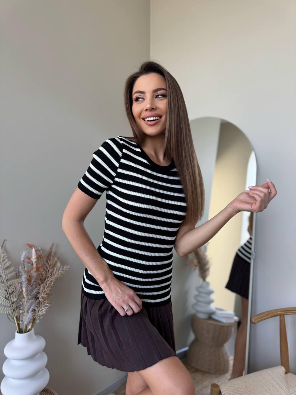 Жіноча футболка в рубчик, у смужку чорного кольору 32843