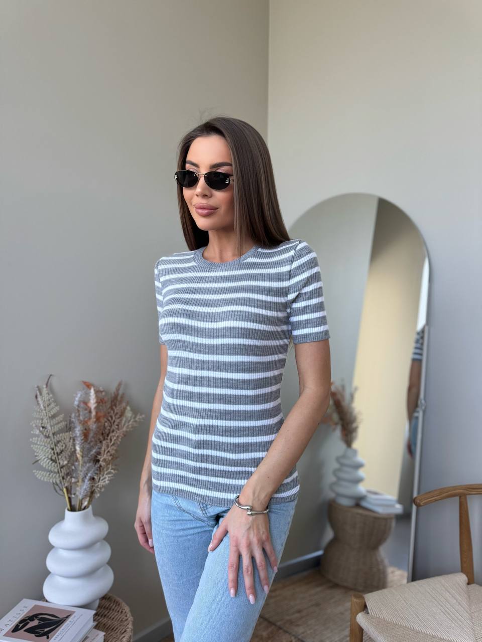 Жіноча футболка в рубчик, у смужку сiрого кольору 32845